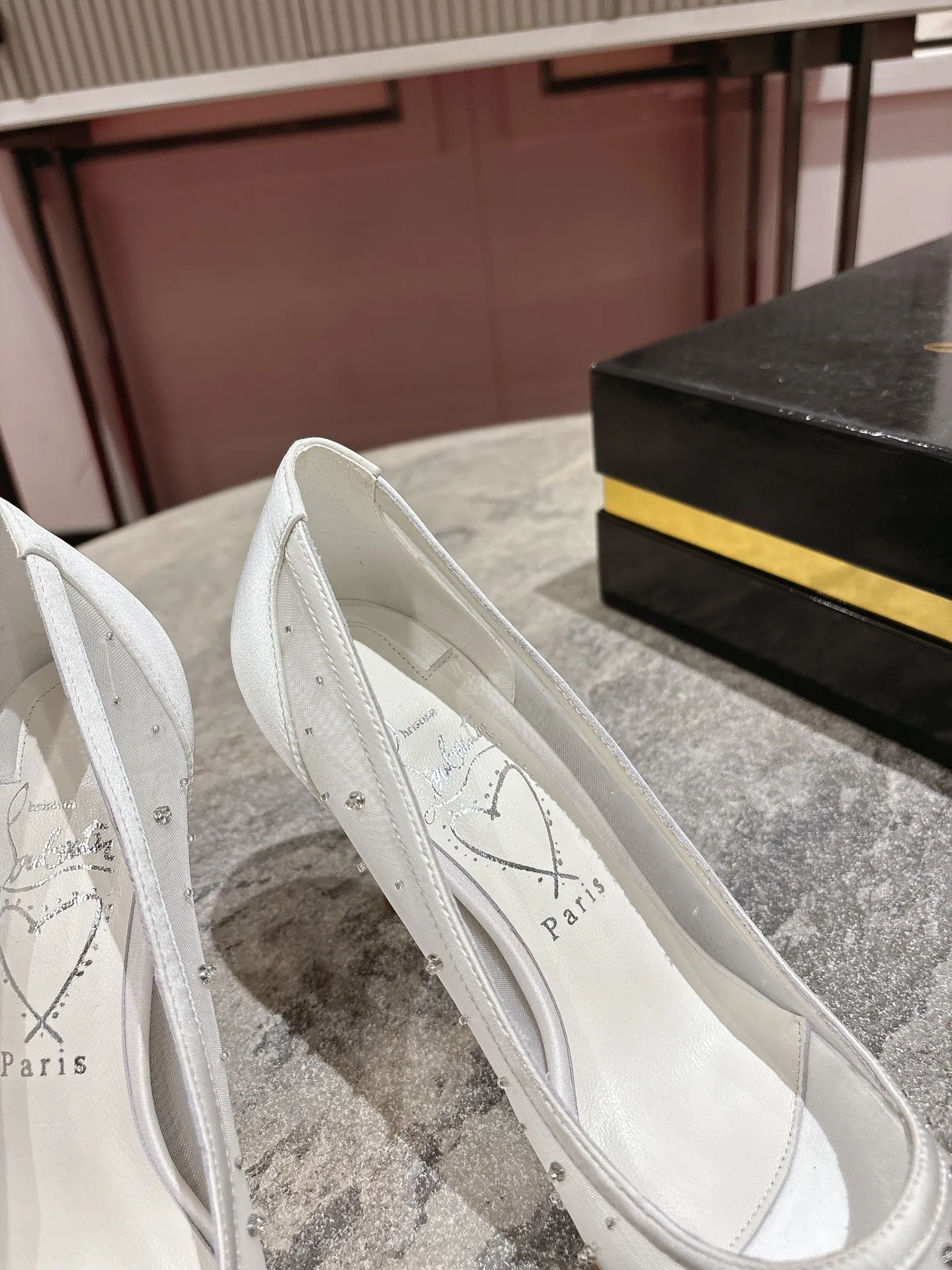 👟👟Ex-factory price 740👟👟 🆑❥∙ Mesh seam drill (single shoe)🦋✪ꫛꫀw.✔︎ This style features a slightly pointed toe made from white mesh with crystal beads and diamonds, a 65mm heel height, hand-placed crystals added to the front, and our signature Louboutin red sole with Christian Louboutin's signature and heart-shaped imprint logo on the insole. Size: 34 yards-42 yards (34.40.41.42. Customized, non-returnable and non-exchangeable‼️) Heel height: 6.5cm Color: White Apricot